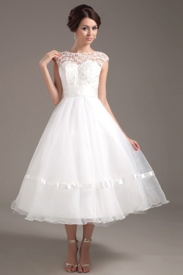 Robe de mairée princesse col bateau ornée de motifs dentelles
