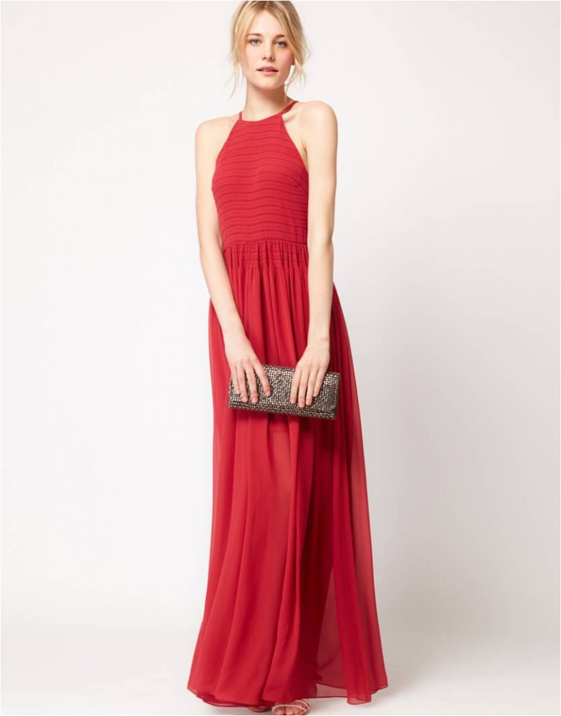 Femme portant une robe habillée rouge pour été chic col ronde