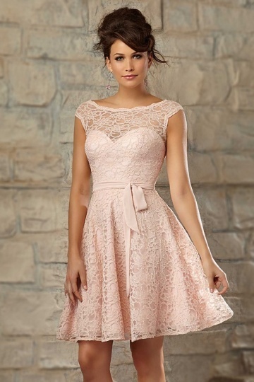 Petite robe rose en dentelle pour  mariage dos décolleté