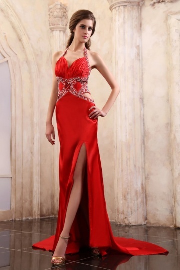 longue-robe-rouge-fendue-brillante