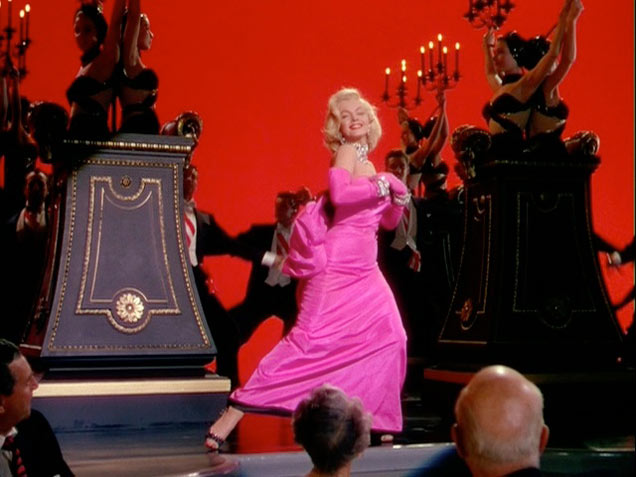 Marilyn Monroe dans robe rose fuchsia moulante en 1953