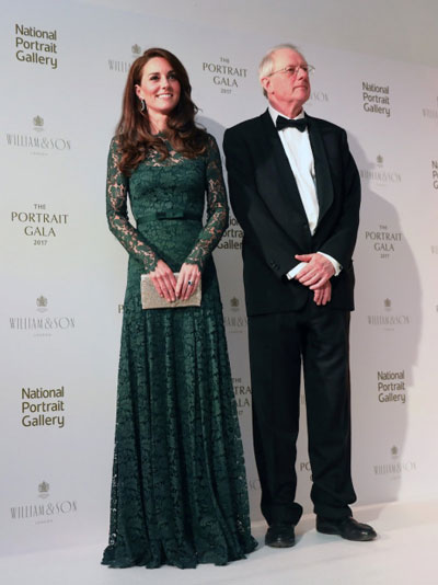 Duchesse de Cambridge en une élégante robe de gala verte dentelle avec manche longue