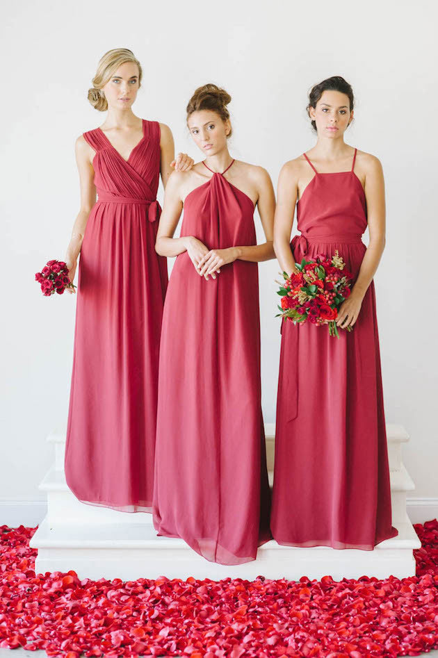 robes rouges longues avec plis pour demoiselles d'honneur