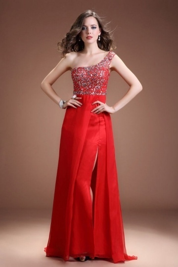 robe de soirée rouge asymétrique fendue à haut orné de strass
