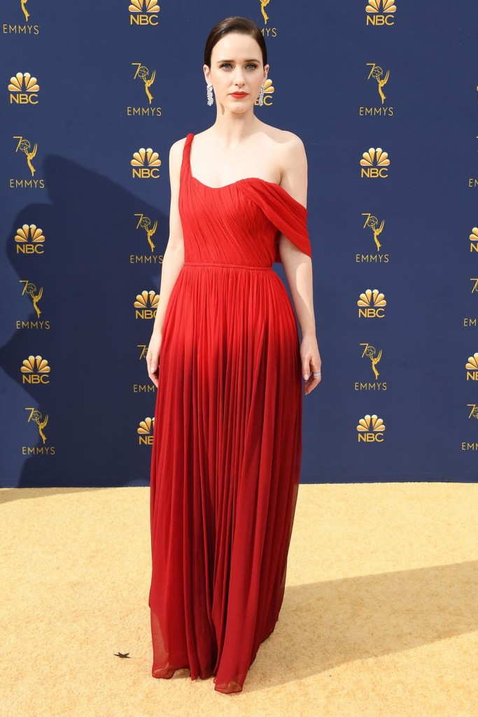Rachel Brosnahan robe de soirée rouge asymétrique plissé Emmy Awards 2018