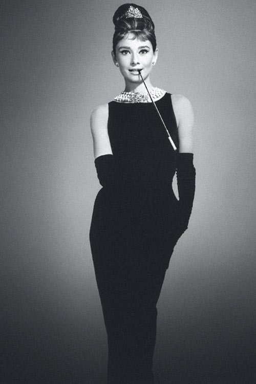 robe noire fourreau simple Audrey Hepburn
