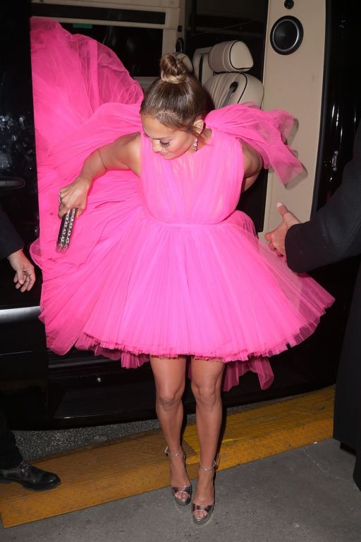 Robe rose bonbon portée par Jennifer Lopez à l’avant-première du film ‘’second act’’ signée Giambattista Valli