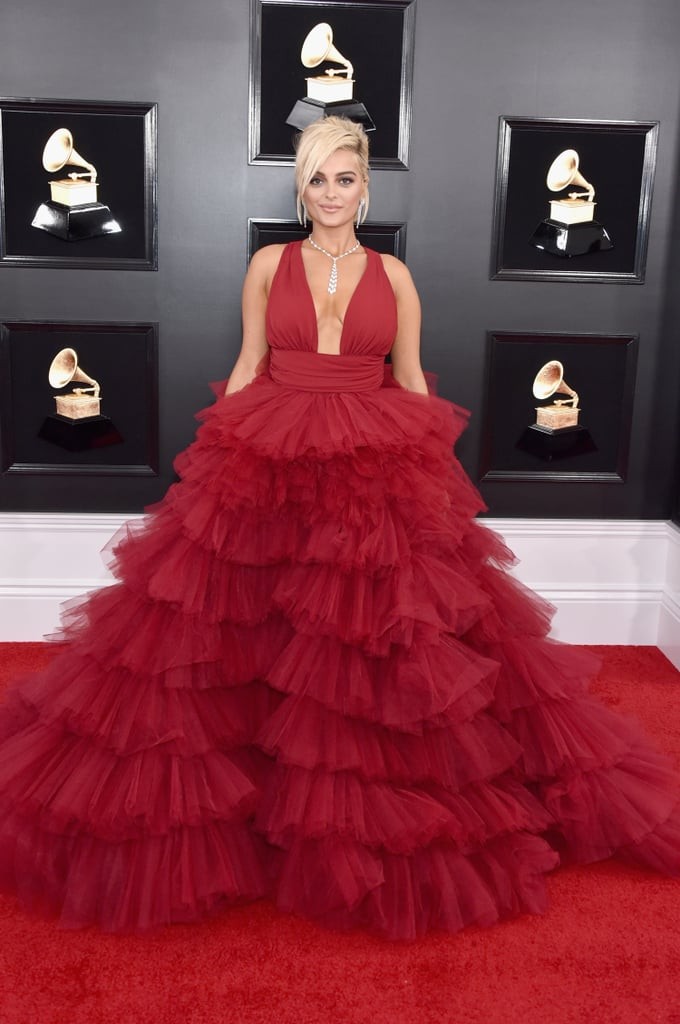 Bebe Rexha en une robe de soirée rouge bordeaux col en V volants Grammy 2019