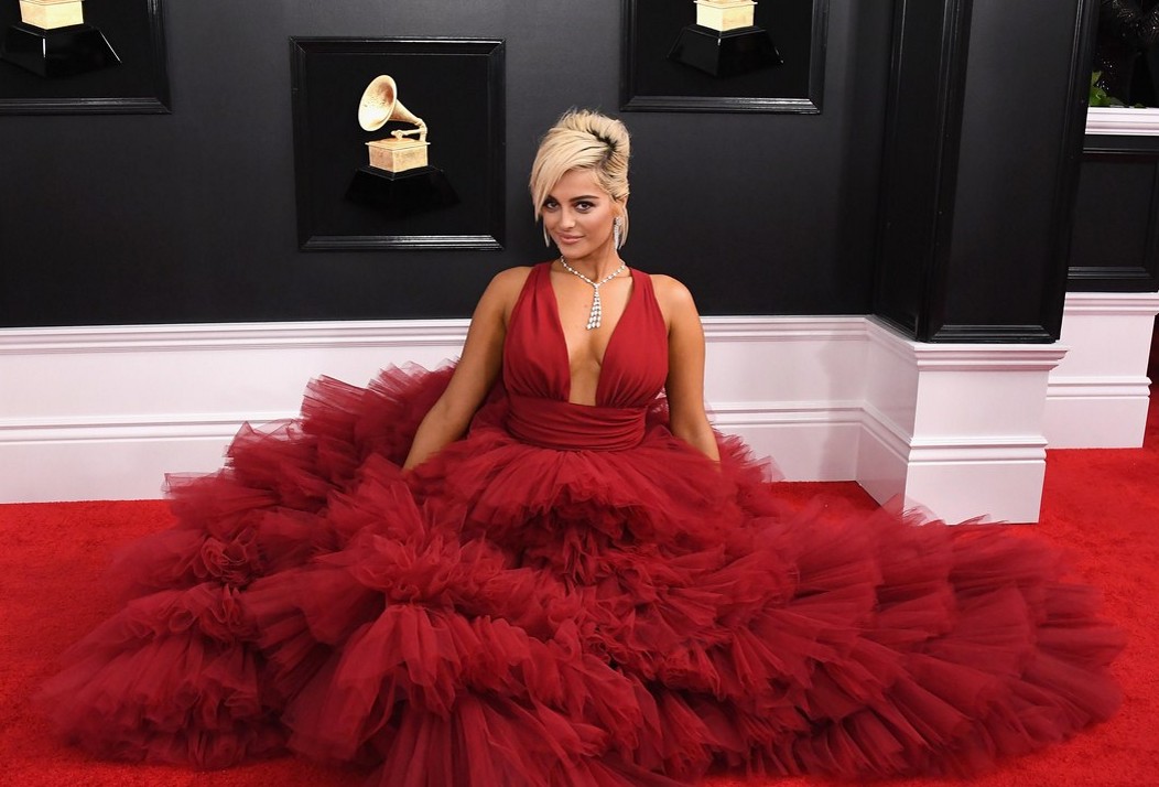 Bébé Rexha en une robe de soirée rouge princesse aux Grammys  Awards 2019