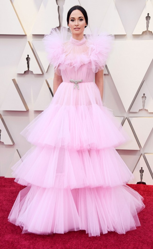 KaceyMusgraves en une robe de soirée rose à volants aux Oscars 2019