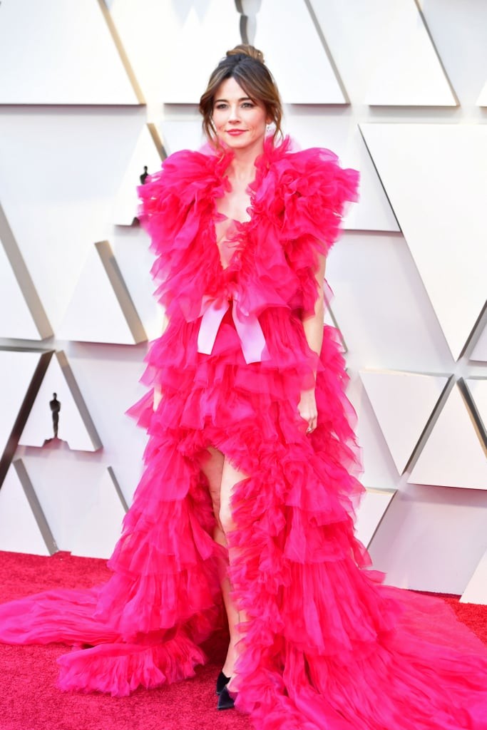 Linda Cardellini en une robe rose vif à volants aux Oscars 2019