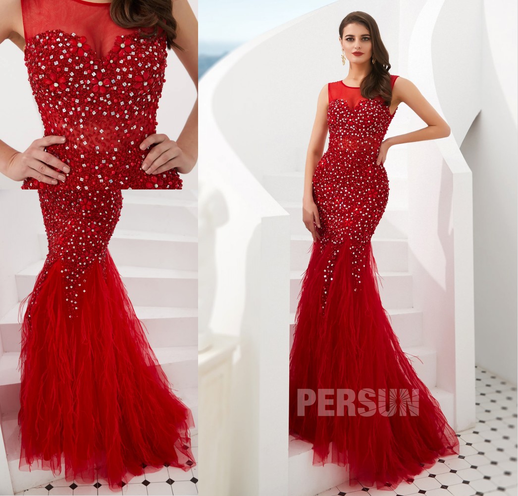 robe de soirée longue sirène rouge col illusion embelli de strass et jupe plumé