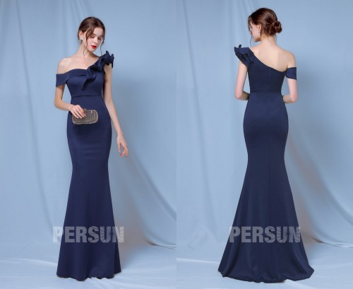 Robe de soirée sirène bleue encolure asymétrique avec volants