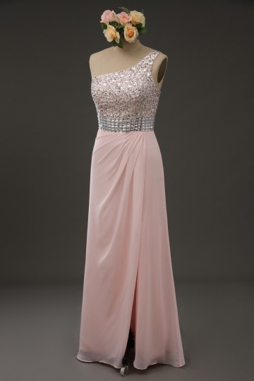 robe de soirée rose asymétrique avec fente à haut orné de strass