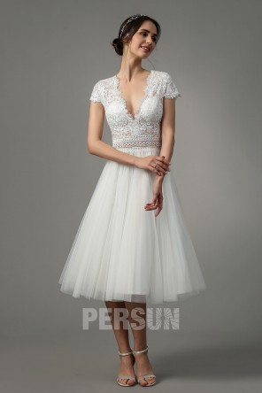 Robe de cocktail blanche décolleté en V haut dentelle à mancherons
