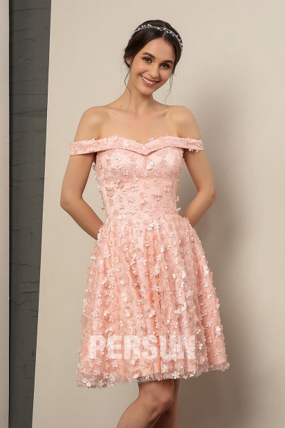 Robe de soirée courte encolure bardot ornée de fleurs en dentelle
