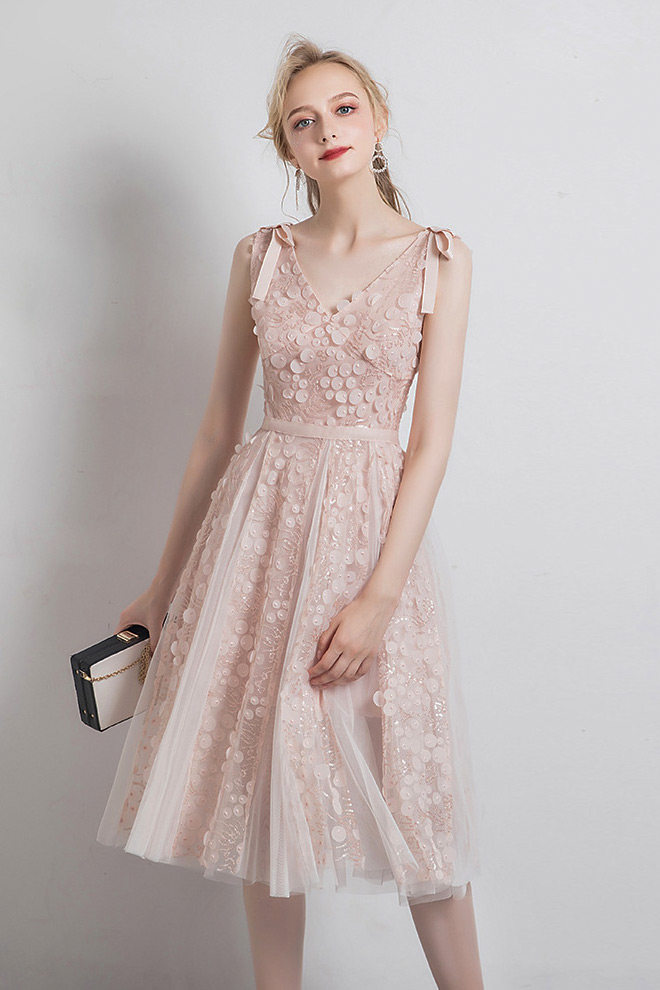 Robe soirée courte rose pâle ornée de perles en dentelle