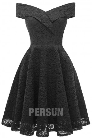 Petite robe noire en dentelle avec épaules dénudées