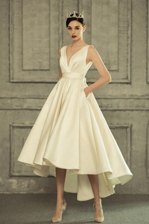 Robe de cocktail blanc cassé avec poches à côté en satin
