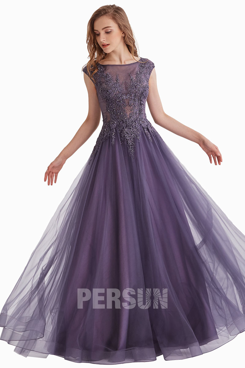 robe de soirée longue violette col illusion en dentelle appliquée à mancherons