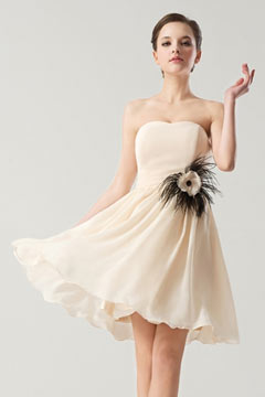 Petite robe bustier simple ornée de fleur pour mariage d'été