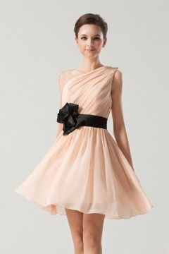 Petite robe asymétrique pour mariage en été