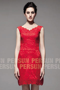Robe rouge courte en dentelle col V