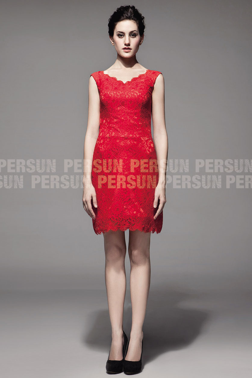 Robe rouge courte en dentelle col V
