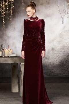 Robe bordeaux en velours à manche longue décolleté au dos