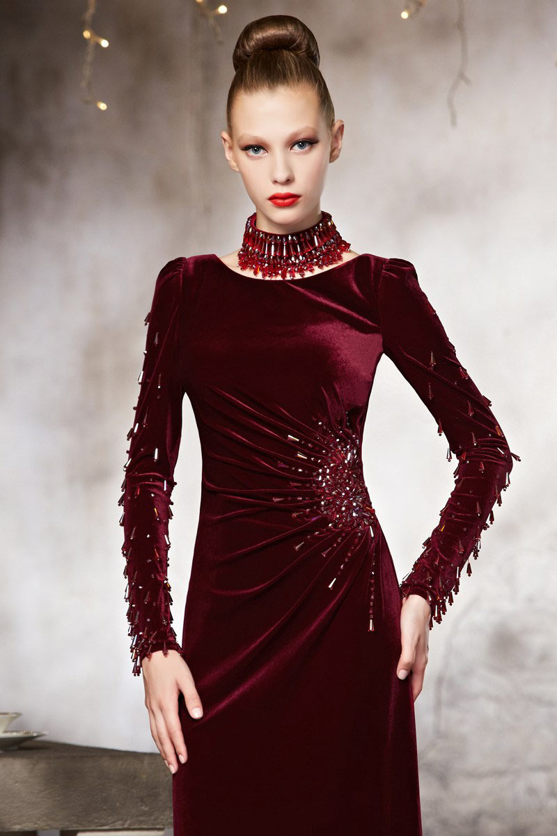 Robe bordeaux en velours à manche longue décolleté au dos