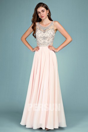 Robe de soirée nude clair embelli de bijoux scintillant