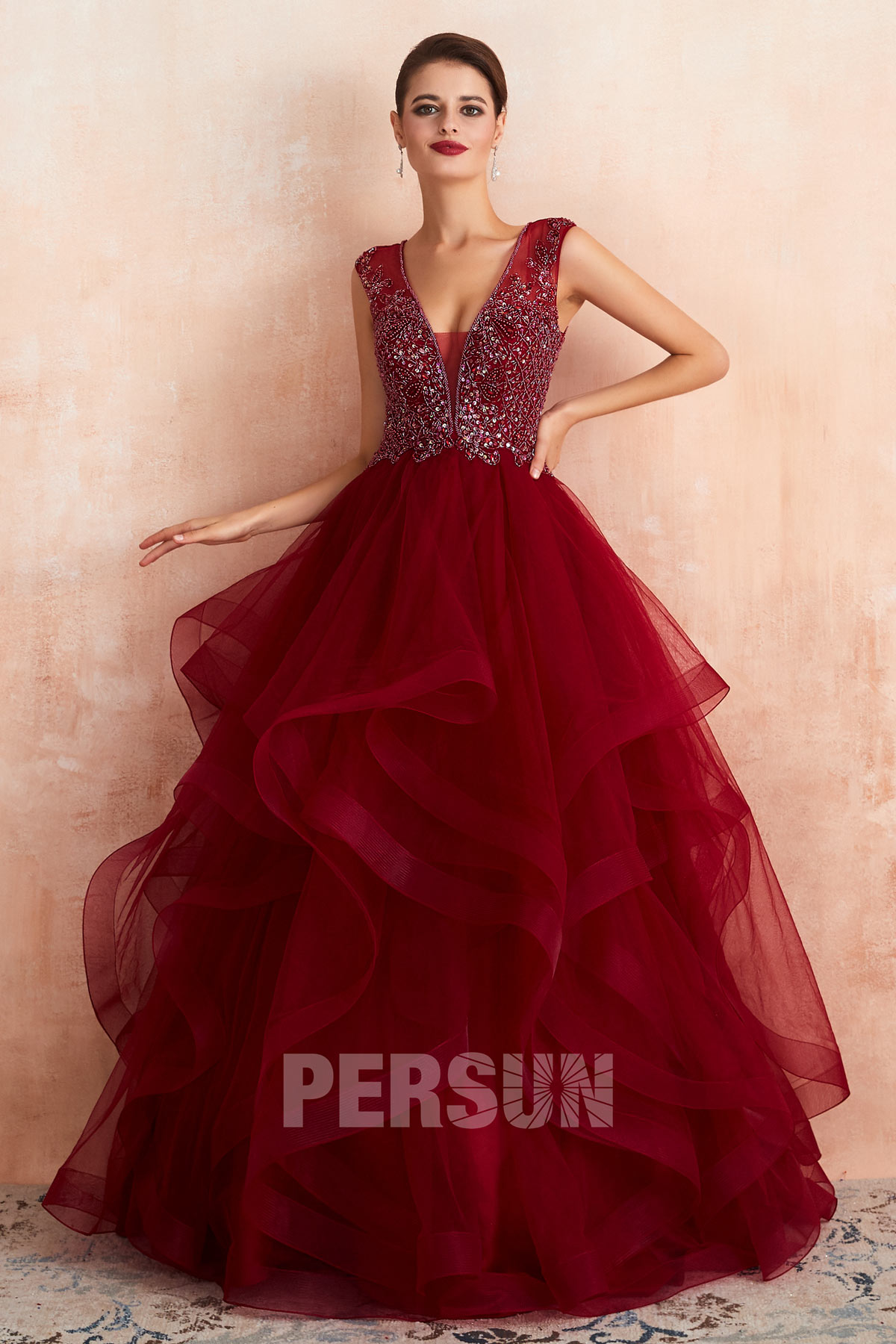 robe de soirée princesse bordeaux col v embelli de bijoux et jupe à volant