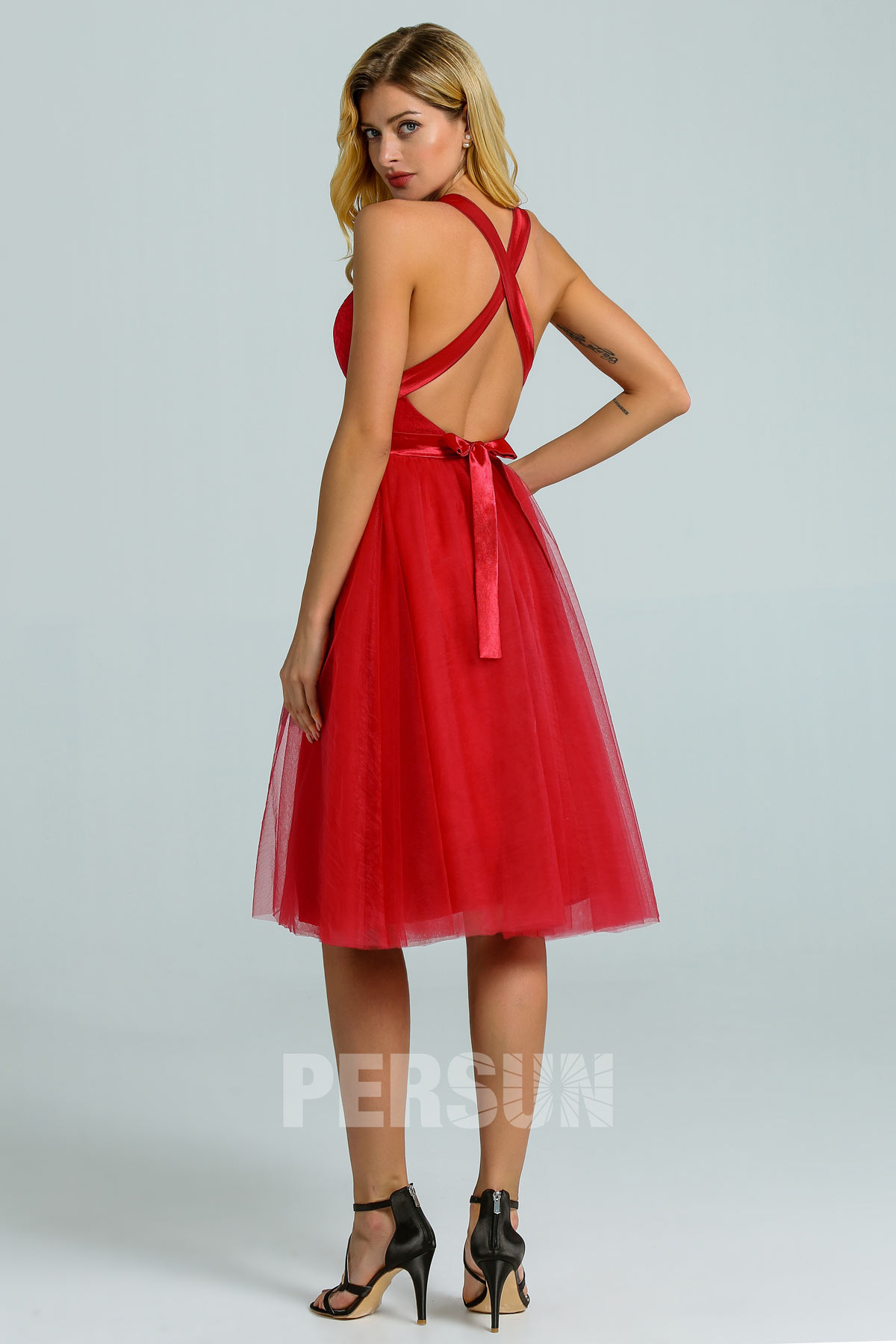 robe de cocktail courte rouge col v plongeant haut en dentelle dos nu avec bretelle entrecroisée