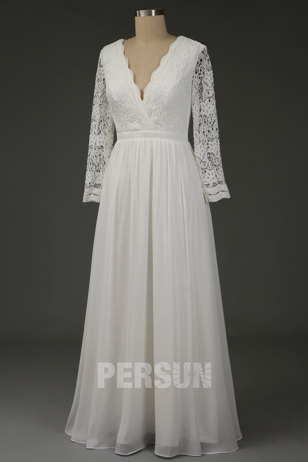 Robe de soirée longue bordeaux col v en dentelle guipure manche longue