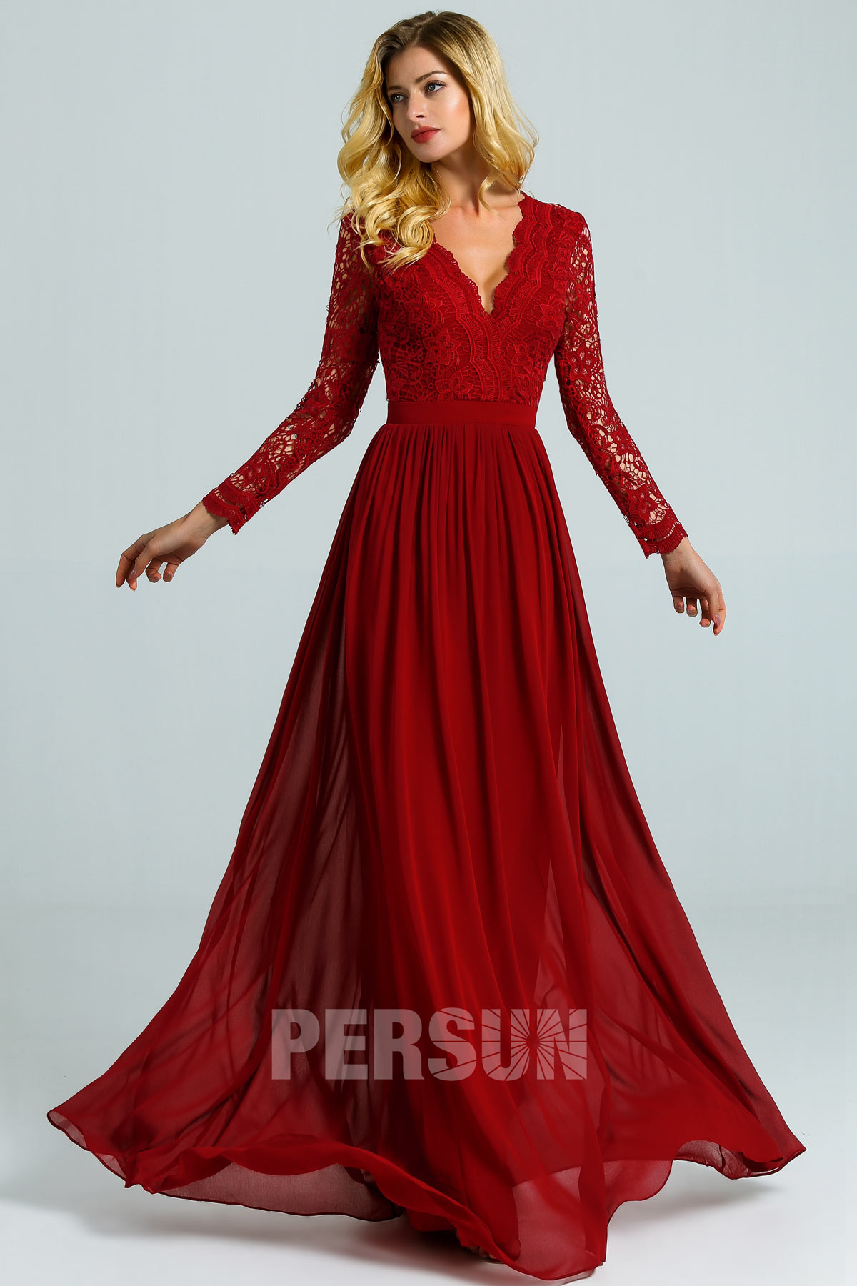 Robe de soirée longue bordeaux col v en dentelle guipure manche longue