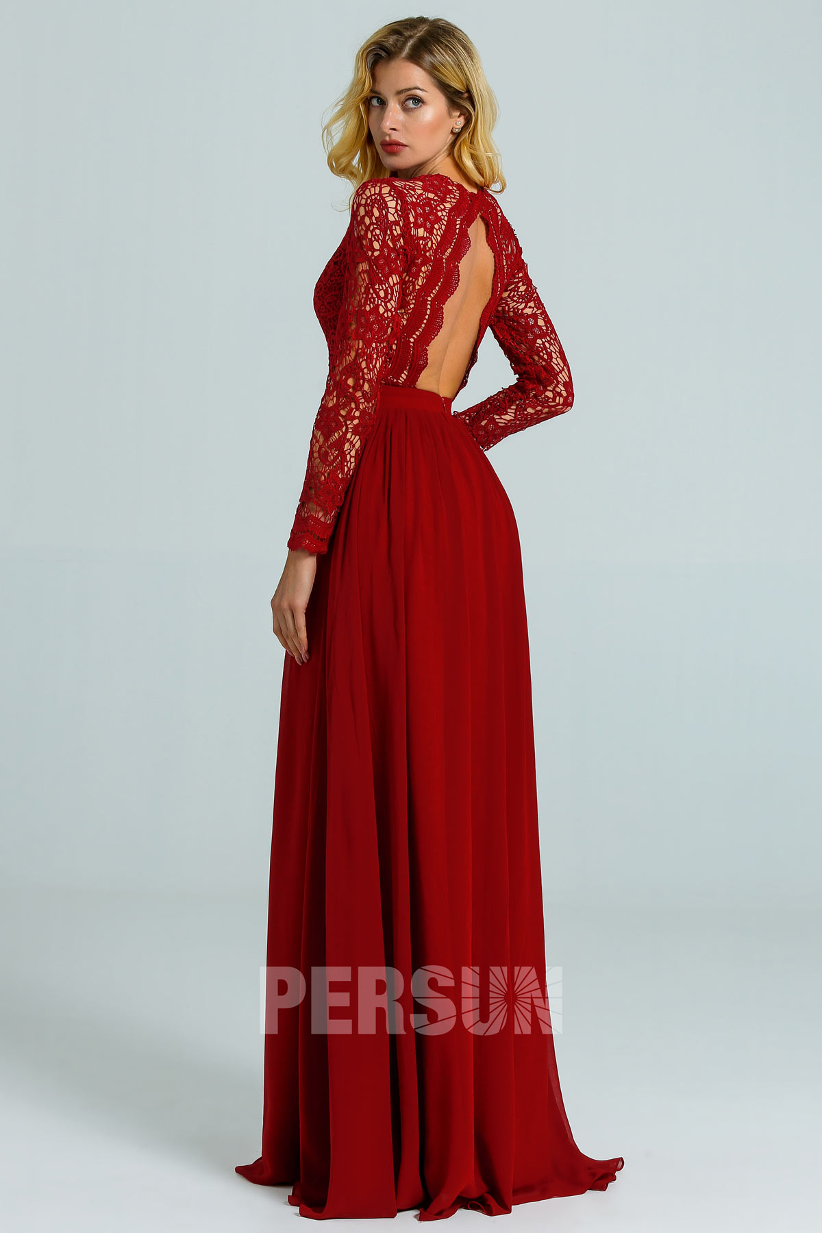 Robe de soirée longue bordeaux col v en dentelle guipure manche longue
