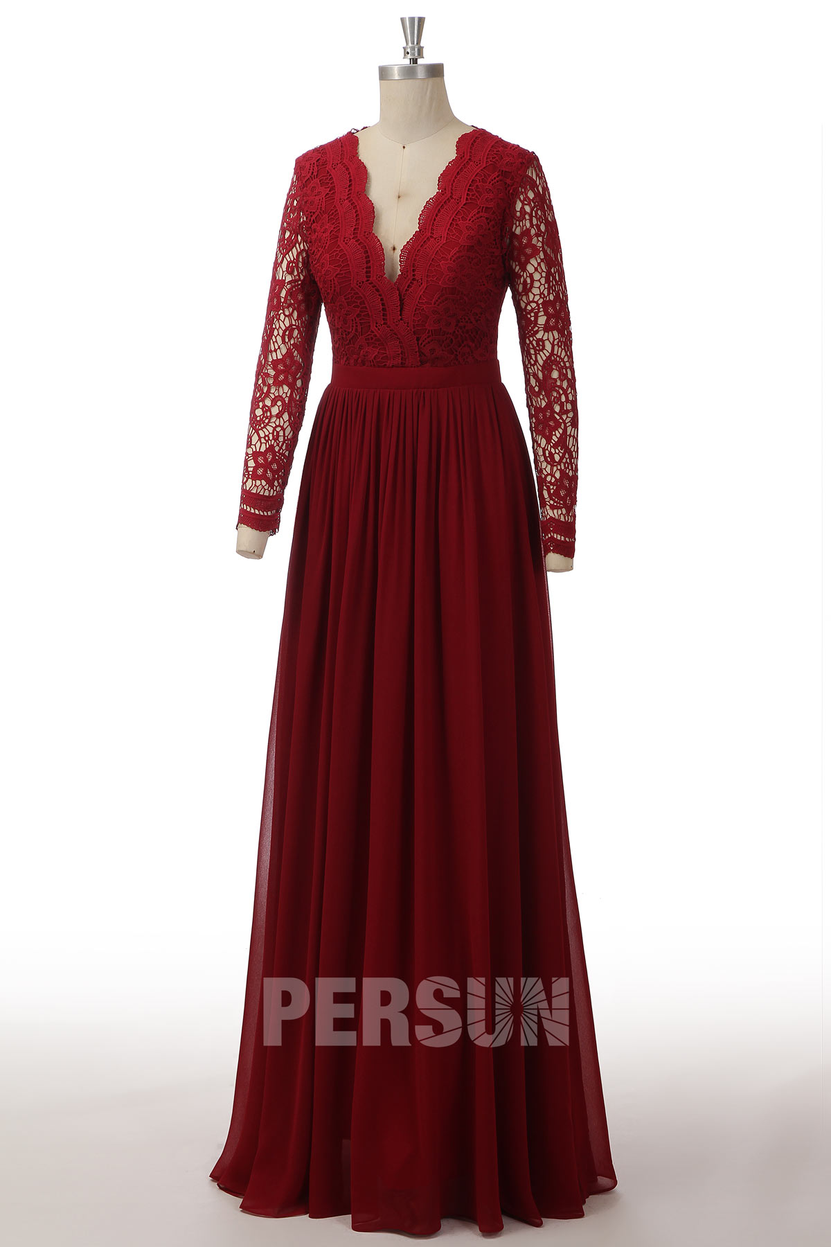 Robe de soirée longue bordeaux col v en dentelle guipure manche longue