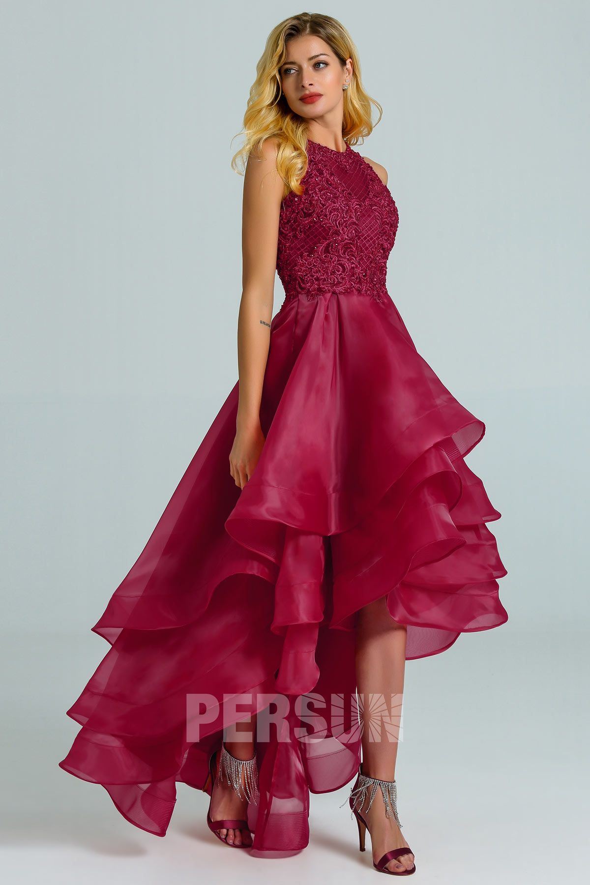 Robe rouge bordeaux courte devant longue derrière haut dentelle jupe à volant