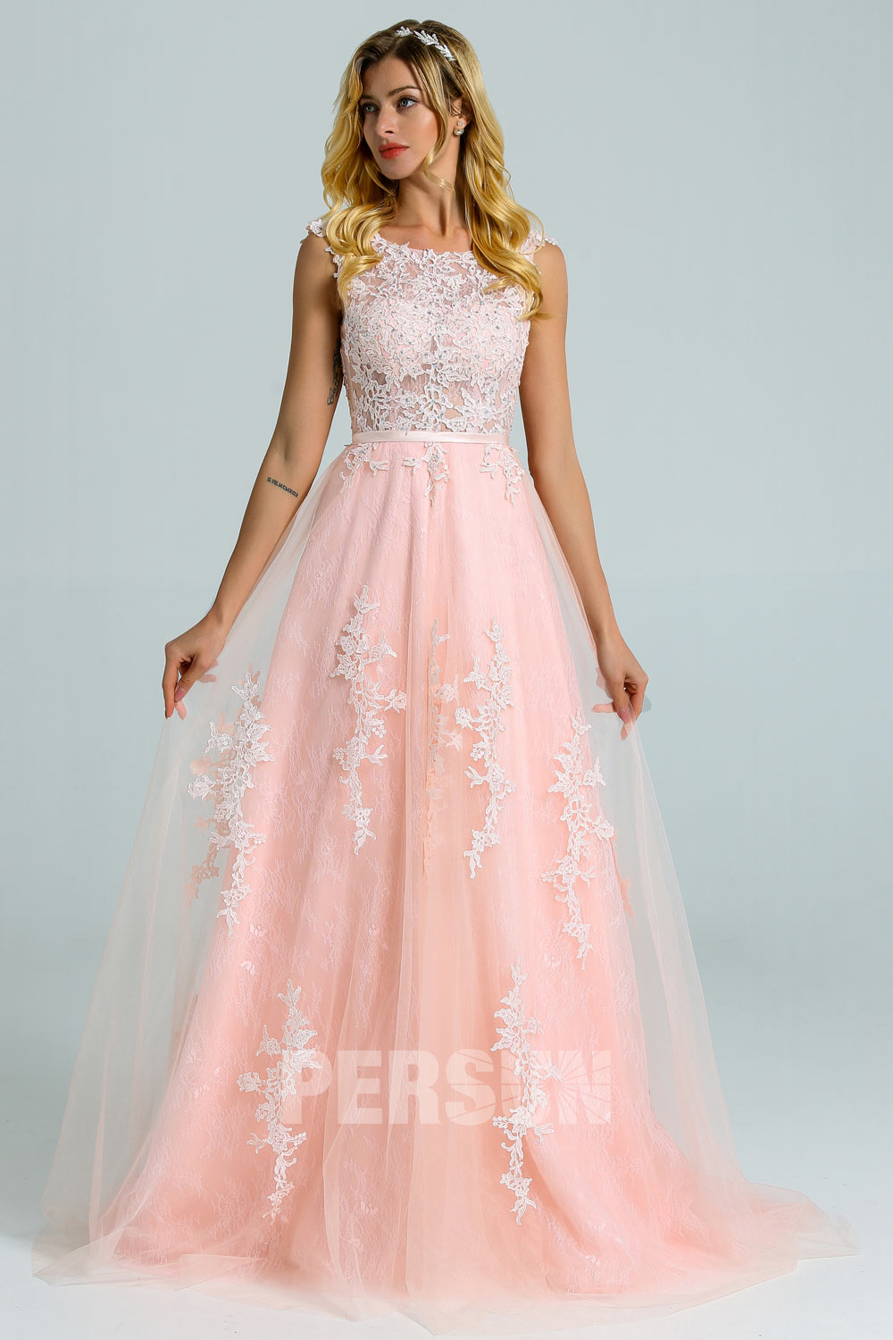 robe de soirée longue rose perle col illusion en dentelle appliquée