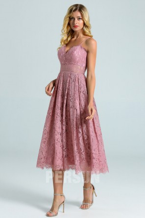 Robe mi-longue parme en dentelle col en V et taille transparente