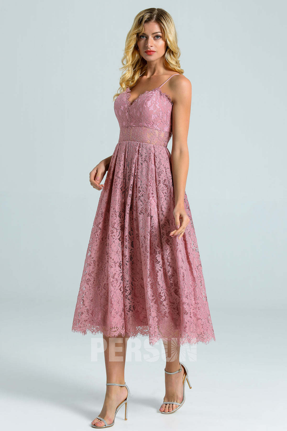 robe de cocktail rose mi-longue col v en dentelle avec bretelle fine