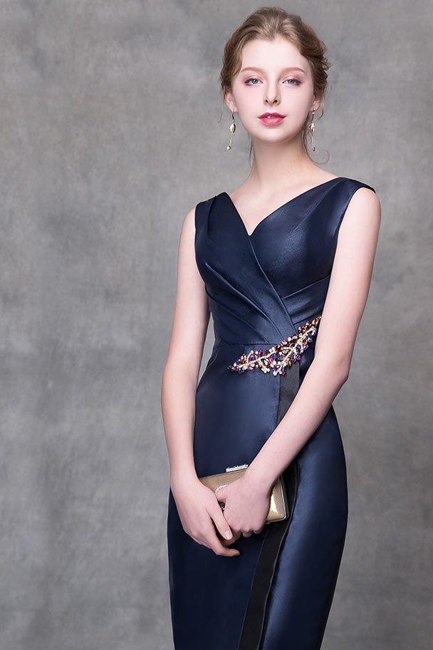 robe de soirée fourreau courte bleu nuit col v taille ornée de strass colorée
