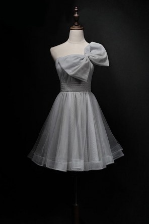 Robe cocktail mariage grise courte asymétrique orné d'un grand noeud