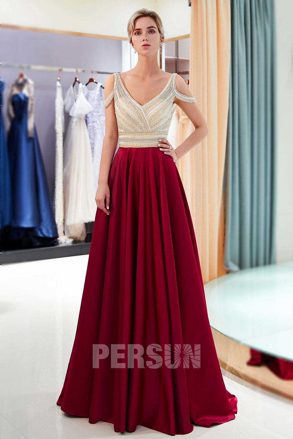 robe de cocktail longue bordeaux champagne épaule dégagée col v haut ornée de strass