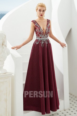 Robe de soirée bordeaux décolleté plongeant travaillé bijoux