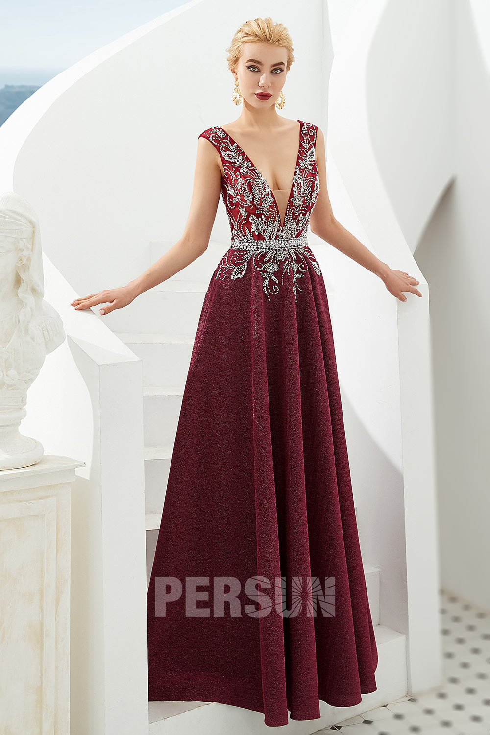 robe de soirée bordeaux longue encolure en v plongeant embelli de strass