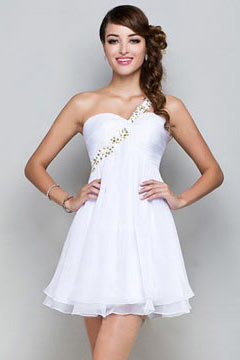 Robe bal courte asymétrique ornée de bijoux épaule asymétrique