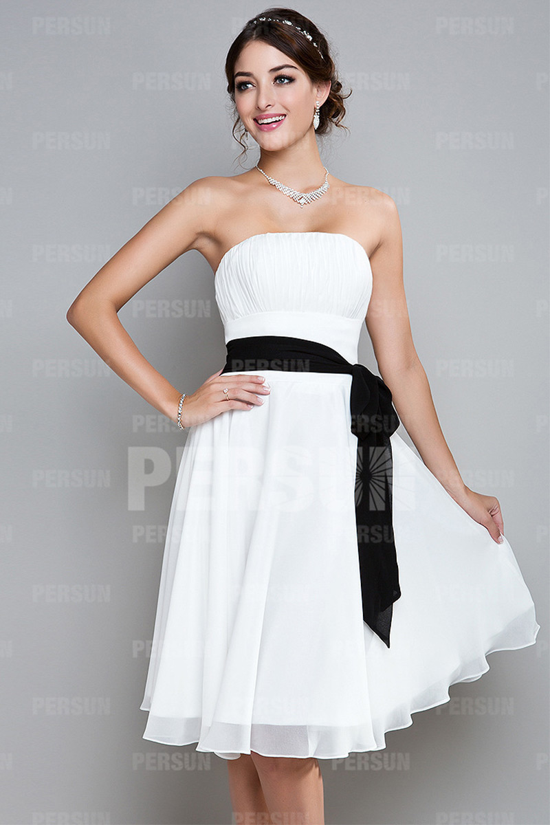 Robe cocktail bustier ceinturée en mousseline