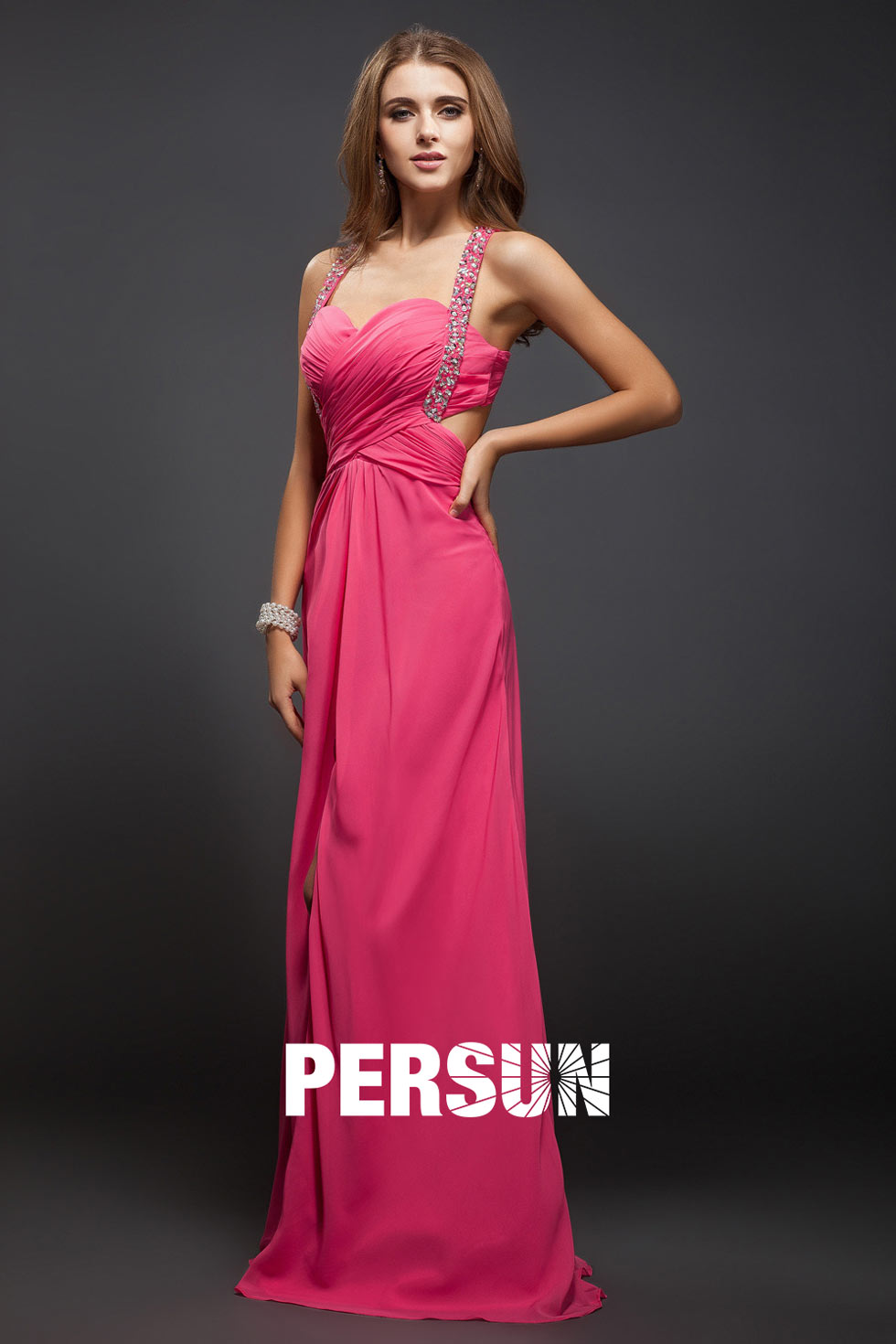 Robe fuchsia longue fendue aux bretelles strassées