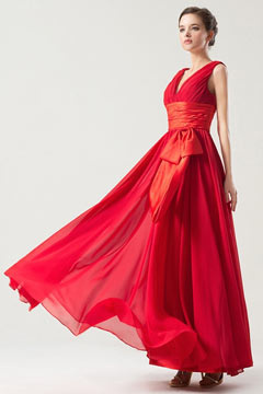 Robe rouge ceinturée empire à encolure V